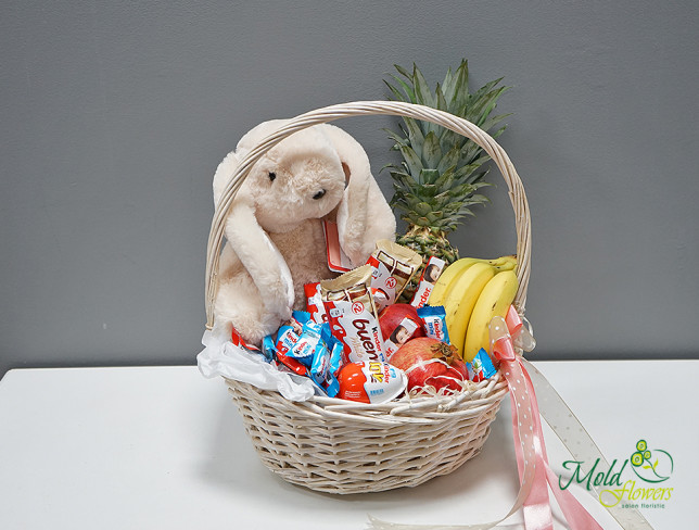 Корзина с фруктами, сладостями и кроликом(под заказ, 24 часа) Фото
